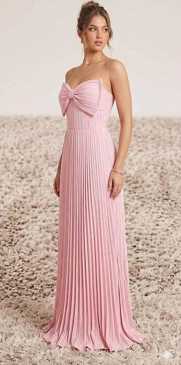 lulus haljine: Duga eleganta haljina plisirana nežno roze boja. Model bez gola ramena — 1