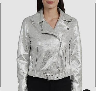 Srebrna ženska biker jakna sa metalik efektom - Krojen model u stilu na lalafo.rs Srebrna ženska biker jakna sa metalik efektom - Krojen model u stilu