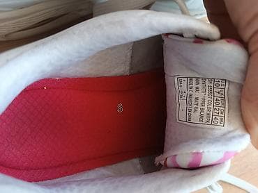 tereks patike planeta: Par belih Skechers patika, jedan par je potpuno beo, dok je drugi — 7