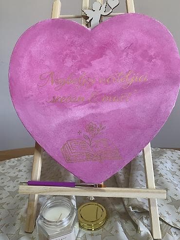 boja stolice: Ručno oslikane drvene table u obliku srca i kvadratna platna na stalku — 3