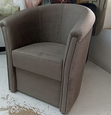 Fotelja klub-stil, kompaktnih dimenzija, idealna za dnevnu sobu, hol