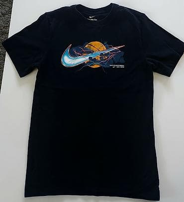 manje vece: Men's T-shirt Nike, bоја - Crna — 1