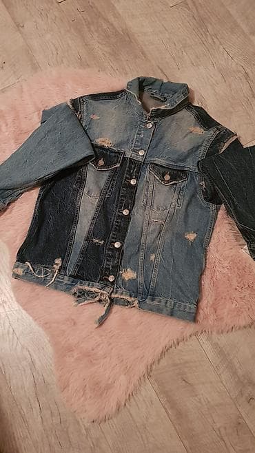 Teksas jakna sa patchwork dizajnom i “distressed” efektom. -