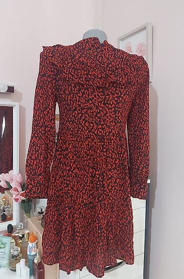 off white komplet: Haljina sa printom – crno-crveni dezen - Kroj: A-linija sa blagim — 3