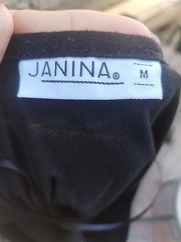 pantalone od lana: Janina majica, crna, deklarisana veličina M, odgovara L. - Model — 2