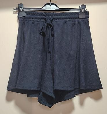 Women's Pants, Jeans, Shorts: Crne ženske šorts-suknja (skort) - Boja: crna - Kroj: širok A-kroj sa — 1