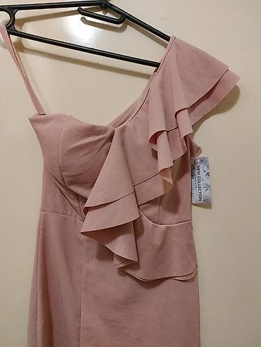haljine secene ispod grudi: Elegantna asimetrična haljina u puder‑roze boji. - Kroj: uska silueta — 2