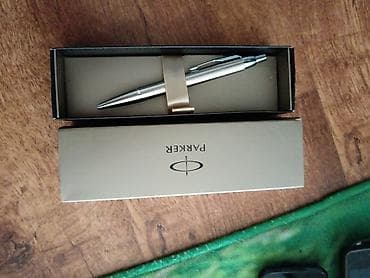 Parker kuglica olovka u originalnoj poklon-kutiji. Ima gravuru imena