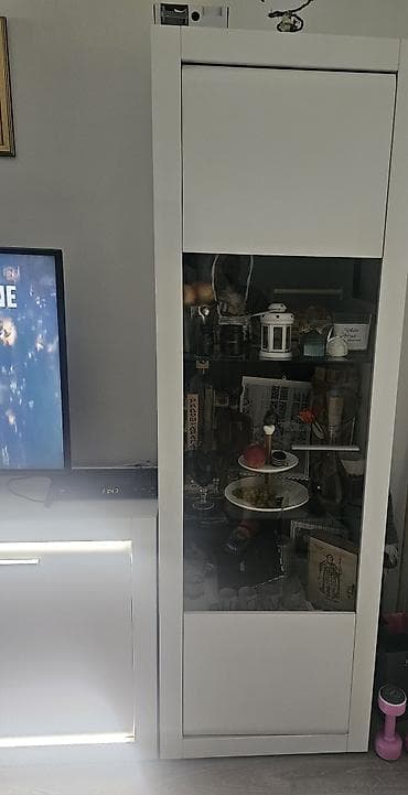 komoda za presvlacenje bebe: Bela vitrina sa staklenim segmentima i LED osvetljenjem - Moderan — 4