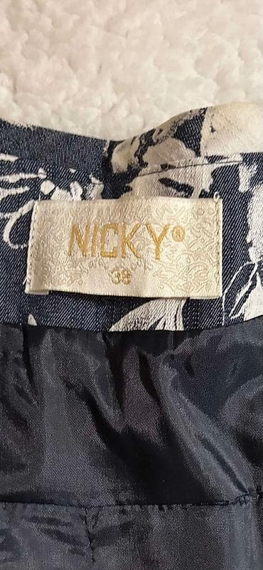 pantalone na ivicu: Potpuno ocuvan sako - buza, kao nov, bez ikakvih ostecenja. Rukavi — 10