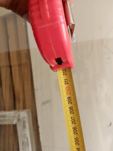 drveni prozori i vrata: Beli REHAU PVC prozor sa dvostrukim staklom i ručkom. Ovaj prozor nudi — 3