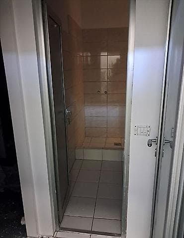 Reklamiranje, štampanje: Postavljanje svih vrsta pločica na zid i na pod. Cena usluge za — 9