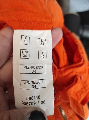 only farmerke: Narandžaste cargo pantalone širokog kroja, u odličnom stanju - Model — 5