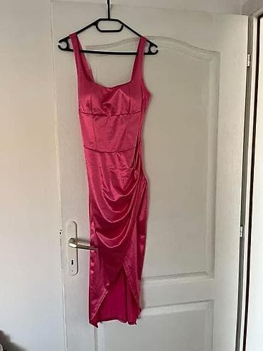 haljine secene ispod grudi: Satenska midi haljina u jarko pink boji. - Kroj: uska silueta sa — 1