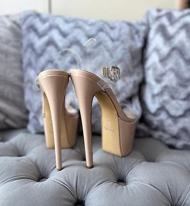 helanke s: Nude platforme u stilu Pleaser, sa providnim kaišićima, model koji — 3