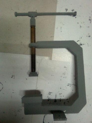 Prodajem ručnu stegu sa slike, ram debljine 30mm x 25mm, gabariti na lalafo.rs Prodajem ručnu stegu sa slike, ram debljine 30mm x 25mm, gabariti