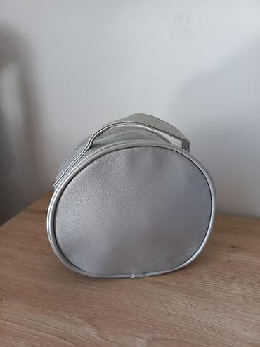 Okrugla srebrna kozmetička torbica ANEW - Elegantna srebrna boja sa