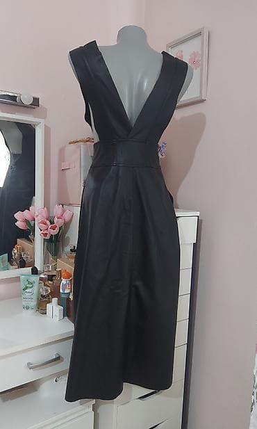 cipele i tasne: Crna midi haljina bez rukava od eko kože. Model sa dubokim V izrezom — 2