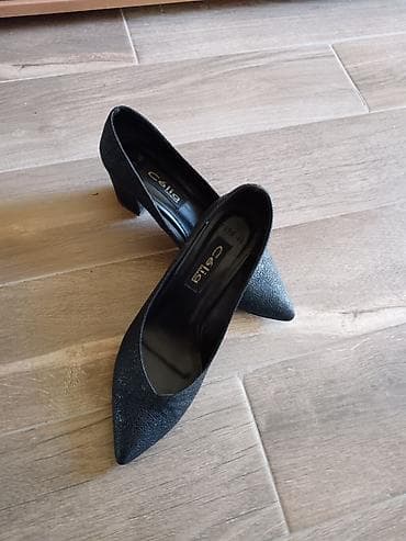Obuvene par puta Elegantne ženske salonke Celia - Boja: crna