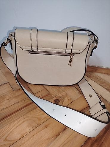 Bež crossbody torba sa preklopom - Materijal: eko-koža, bež boja sa