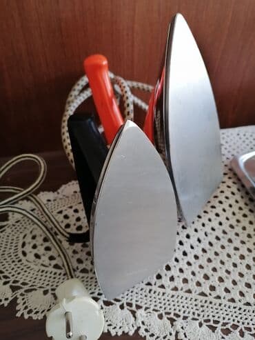 Putne pegle: Dva električna pegla – retro modeli - Materijal: polirana metalna