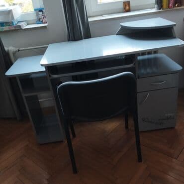 lidl sto i stolice za decu: Radni/računarski sto u sivoj boji, praktičnog rasporeda elemenata. - — 1