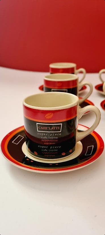 Servis 6 malih šoljica sa tacnom za kafu, motiv “CAFE’ LATTE”. - Nove