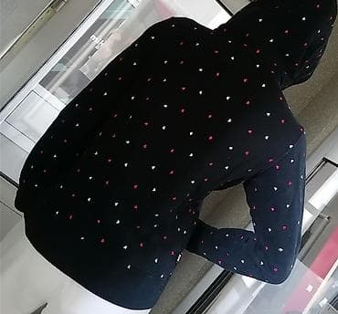 helanke 8: Ženska dukserica sa kapuljačom – crna, sitni print srca - Model — 2