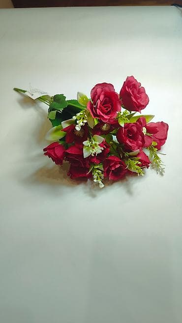 Limun: Buket veštačkog cveća – crvene ruže sa zelenilom i belim detaljima - — 5