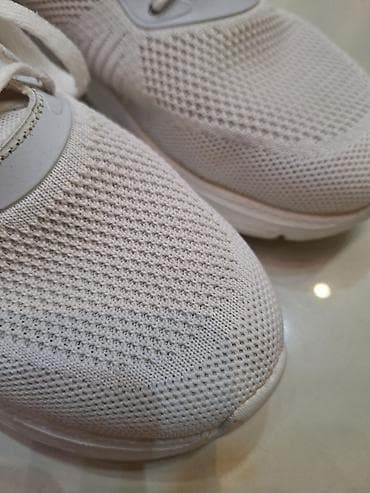 bela boja za patike: Skechers bele patike za svakodnevno nošenje - Model: plitke patike sa — 3