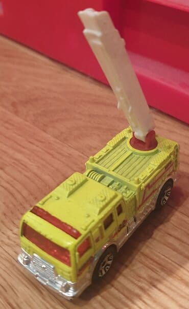 mala sirena igracka: Matchbox Mattel vatrogasci 2004 vatrogasni kamion - fire ladder truck — 1