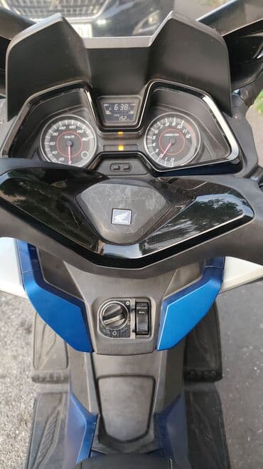 set za poliranje farova lidl: Moderan skuter Honda Forza u beloj i plavoj boji, opremljen — 5