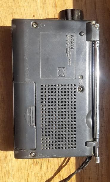 Sony prenosni FM/AM radio sa digitalnim podešavanjem i memorijom — 2