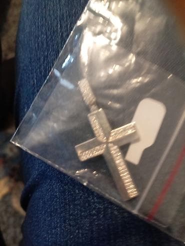 Srebrni privezak u obliku krsta - Materijal: metal u srebrnoj boji -