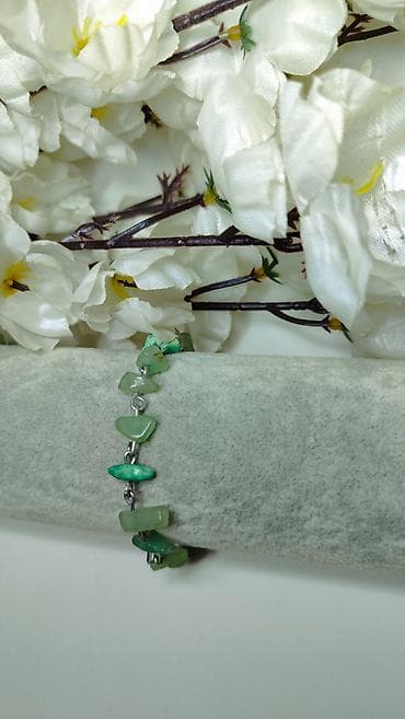 zeleni satovi: Narukvica sa prirodnim zelenim kamenčićima - Ručno nizani komadići — 3