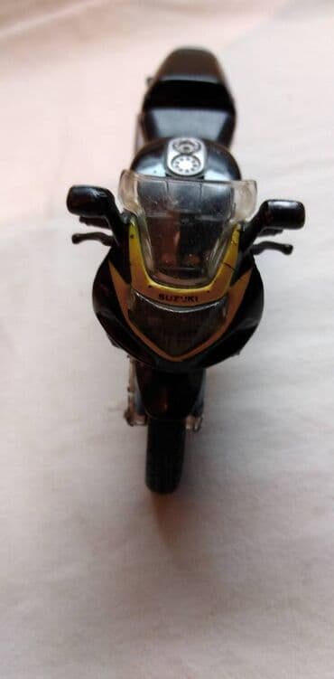 original dres real madrid: Motor Maisto Suzuki 600 R GSX,China,z.tocak nije original,slomljen — 2