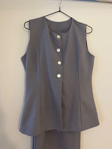 Predivan elegantan komplet u sivoj boji. Odgovara S/M velicini — 2