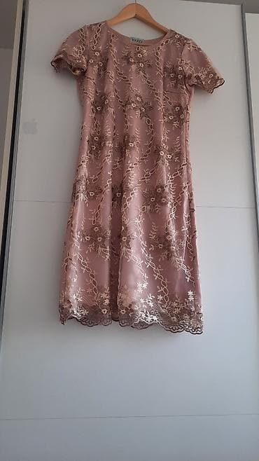 mura haljine: Elegantna čipkana haljina marke Vogeli– roze puder podloga sa — 3