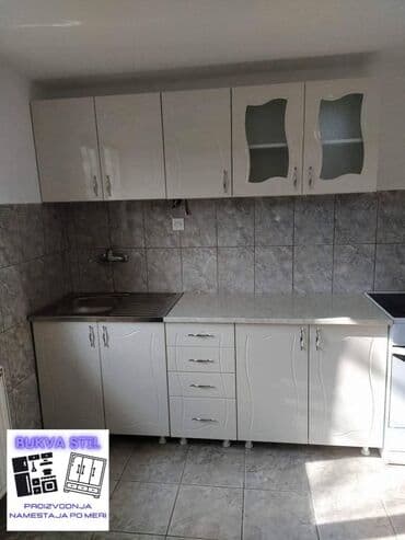 kaisevi za hranilicu: Kuhinjski set sa belim frontovima i plavom sudoperom. Komplet sadrži — 3