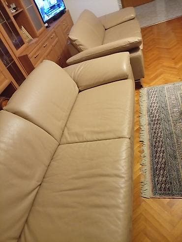 stolovi za kuhinju: Kožna dvosede/sofa – bež/peščana boja . DVA TROSEDA — 7