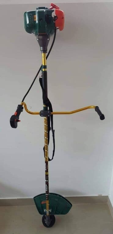 motor za kosilicu: Nov i kvalitetan Lesnik benzinski trimer. Model: LKRB-680/4,8 Snaga — 4