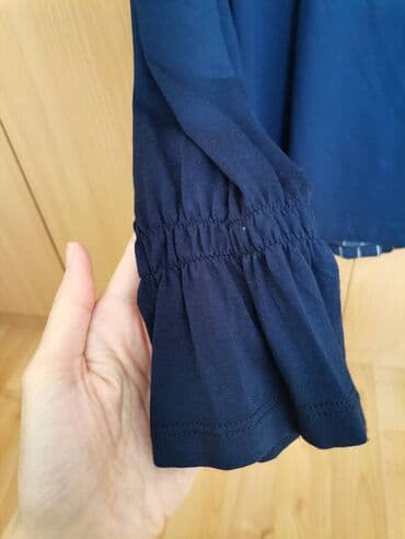 Teget plava bluza L. Naznačena veličina L. Bez tragova nošenja, kao