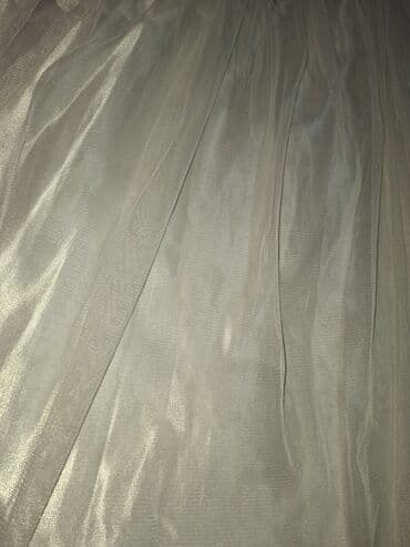 exit odeca: Svečana duga haljina u boji slonovače sa širokim bretelama. Gornji deo — 8