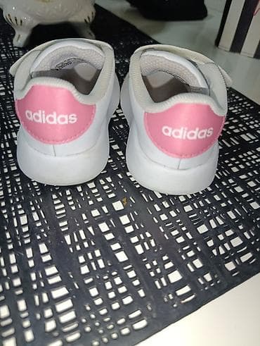 rucno pleteni dzemperi za devojcice: Dečje patike adidas – bele sa roze detaljem - Model: adidas — 2