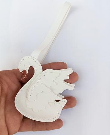 dormeo jastuk i cebe za decu: Privezak u obliku labuda – ručno izrađen - Materijal: bela eko koža — 3