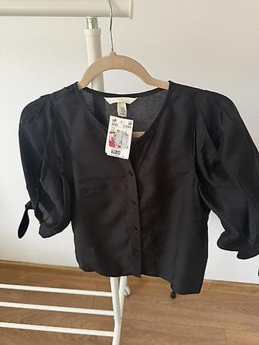 gumene baletanke za vodu: Crna ženska bluza sa dugmićima sprijeda. Model sa blago naborenim — 2