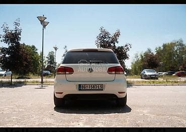 polovni automobili pezo 206 benzin: Volkswagen Golf 6 1.4 TSI, trovratni hatchback u beloj boji. Ključne — 4