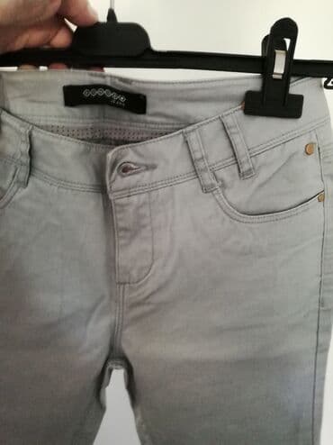 Farmerke, tri cetvrtine. Nove, uske pantalone sive boje, velicina