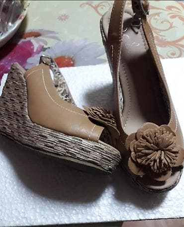 braon čizme: Ženske sandale na punu petu - Boja: svetlo braon/karamel - Model — 1