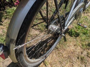 test iz engleskog za 3 razred: Električni bicikl Vital Bike u srebrnoj boji. Ima ram standardne — 3